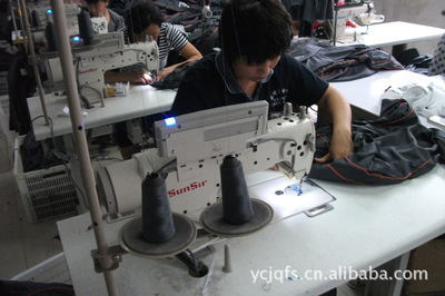 郓城金秋服饰 全国服饰加工专家，专业定制工作服与校服